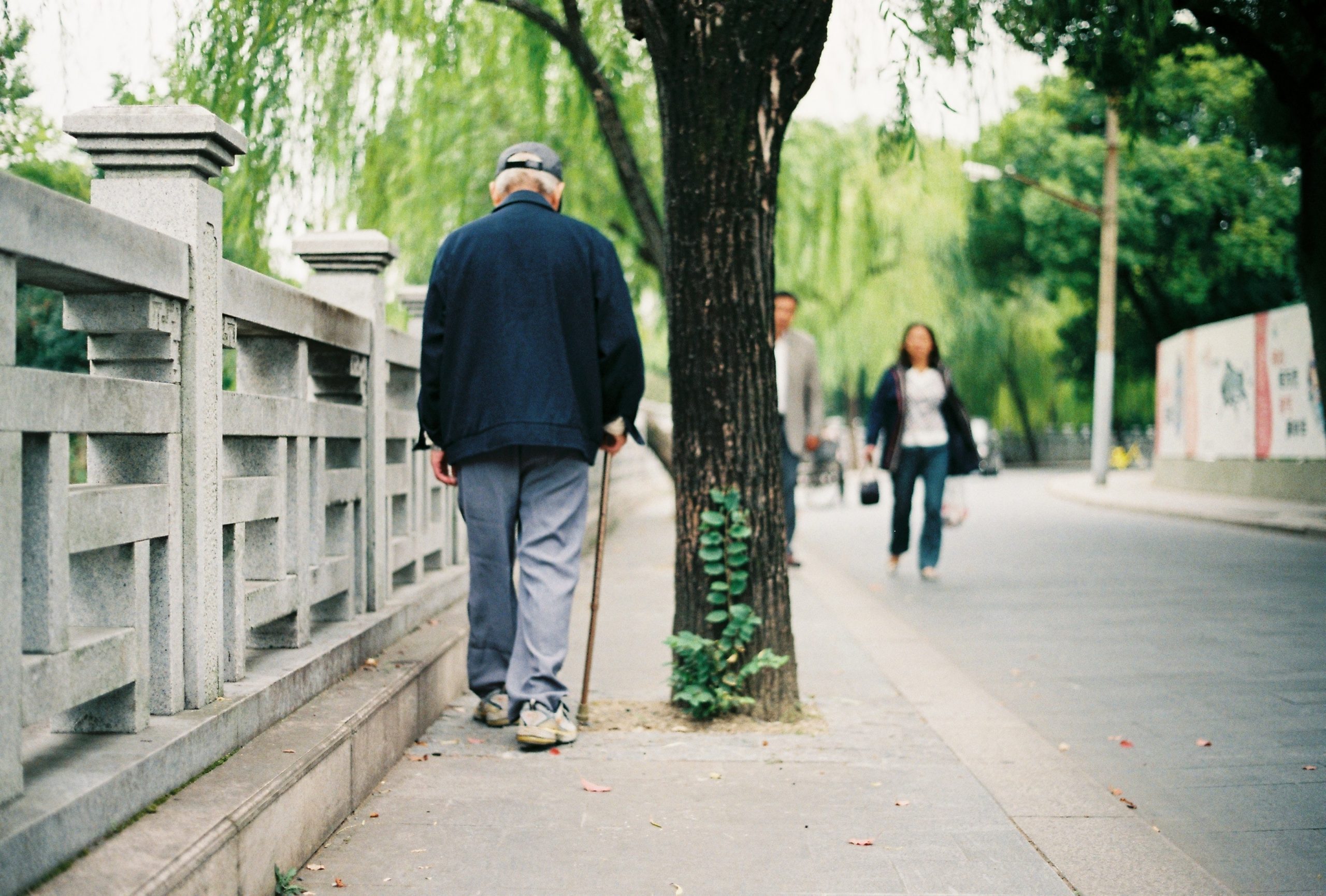 Жить рядом с дорогой. Walking man beside a Wall.